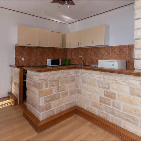 Stunning In Apartment Gornji Karin