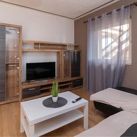 Stunning In Apartment Gornji Karin