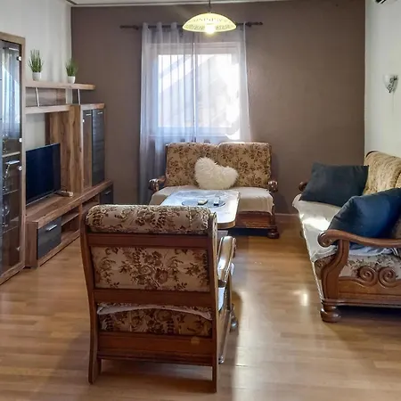 3 Bedroom Awesome In Apartamento *