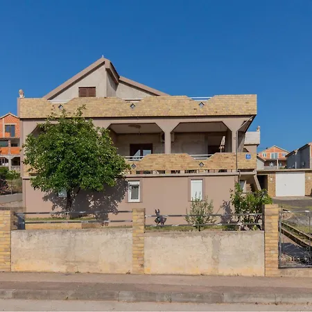 Apartamento 3 Bedroom Awesome In Gornji Karin