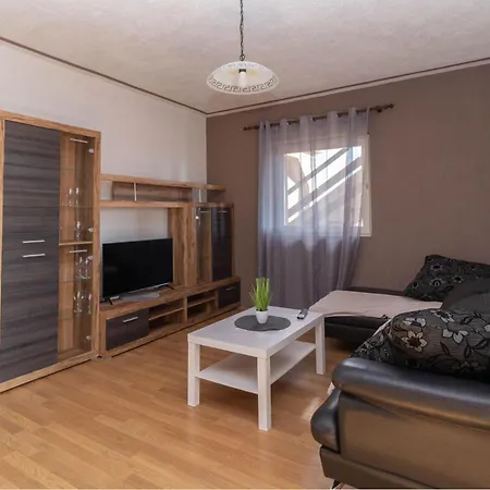 3 Bedroom Awesome In * Gornji Karin