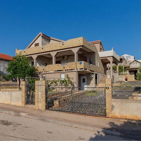 3 Bedroom Awesome In Apartamento